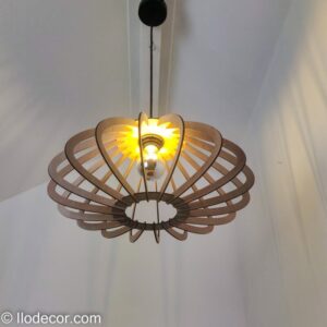 Couronne suspendue en bois découpé