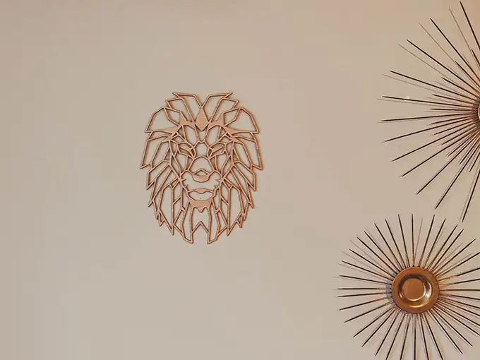 Tête de lion géométrique en bois - Image 5